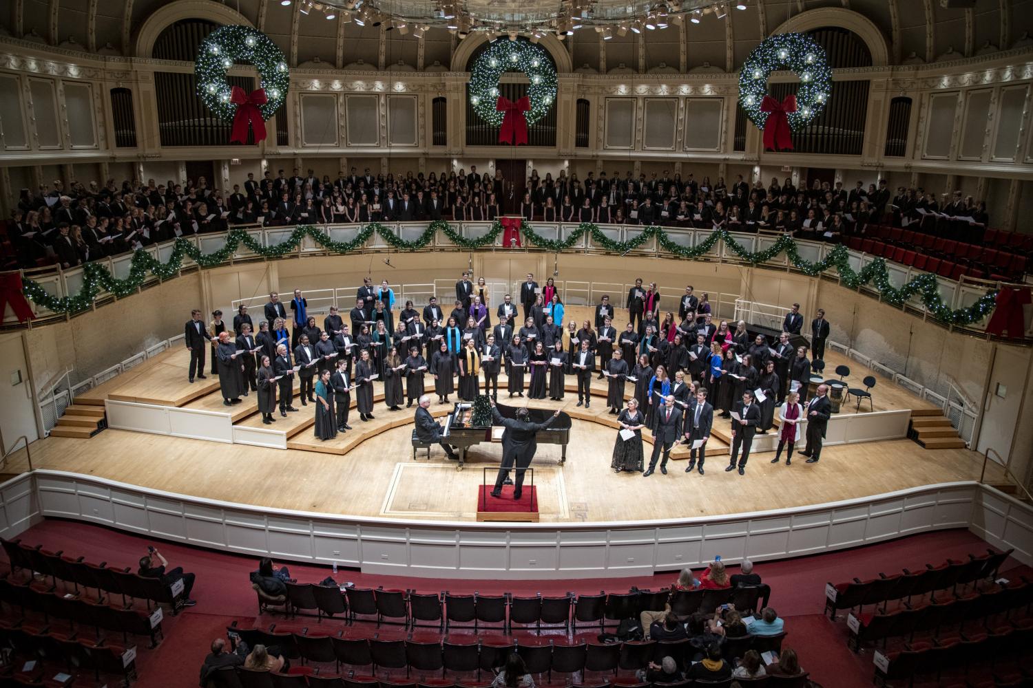 The <a href='http://2.106bx.com'>全球十大赌钱排行app</a> Choir performs in the Chicago Symphony Hall.
